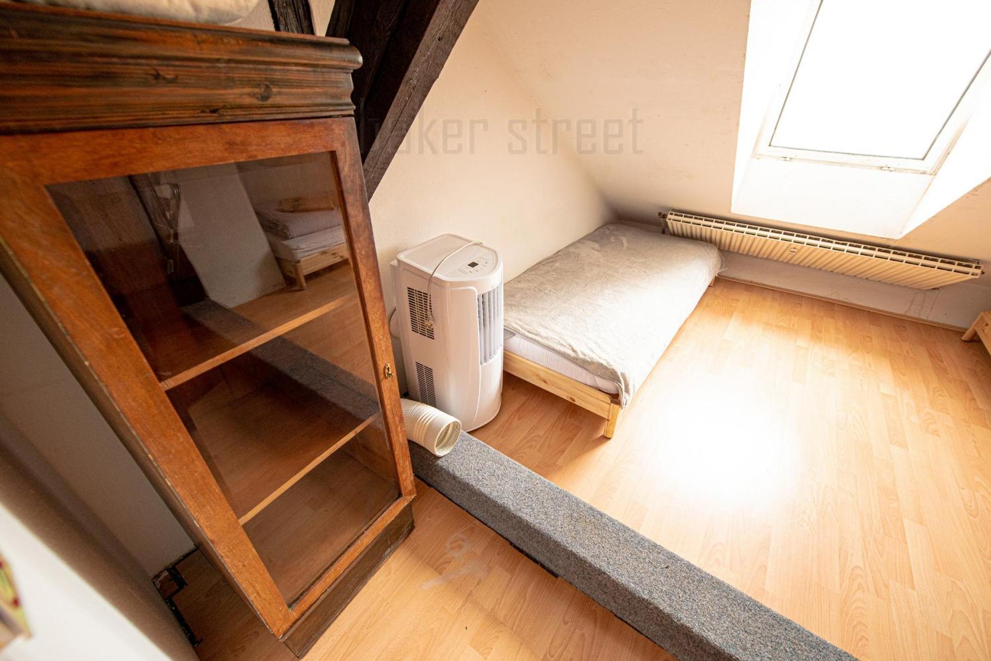 Attic 3 Bedrooms With 2 Bathrooms Apartmán