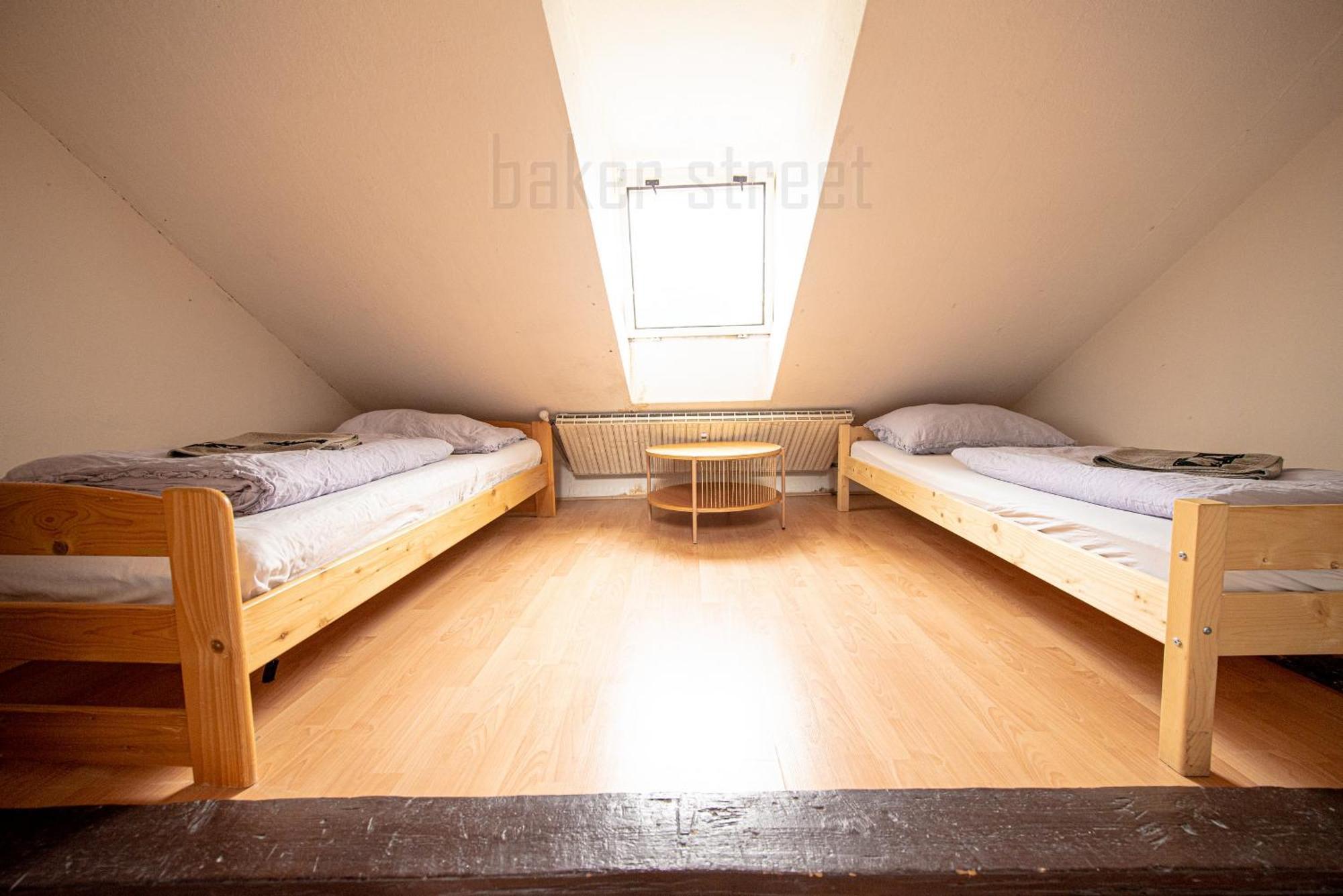 Attic 3 Bedrooms With 2 Bathrooms Apartmán